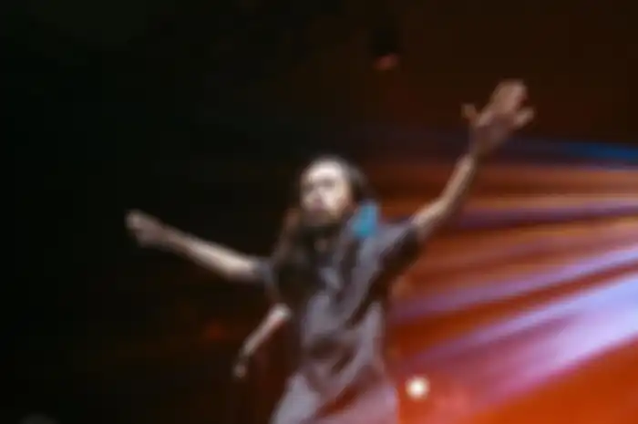 FSTVLST ajak fans perempuan naik ke atas panggung dan stage diving bersama.