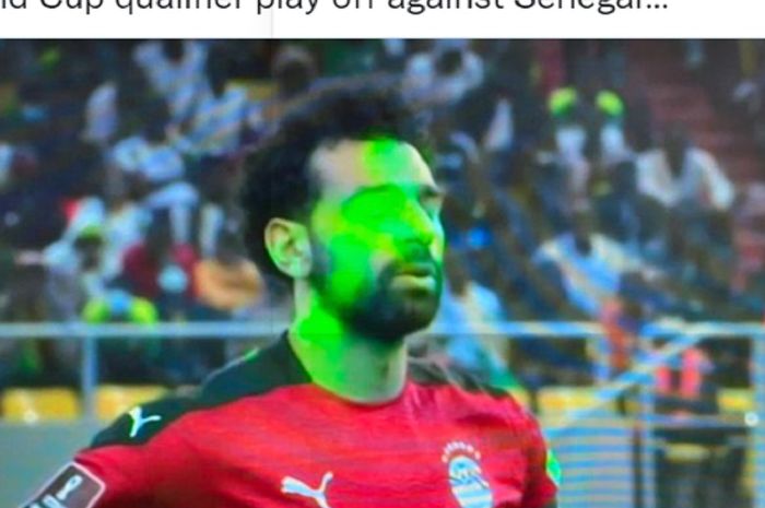 Momen Mohamed Salah disorot laser oleh pendukung Senegal sebelum melakukan eksekusi tendangan penalti dalam kualifikasi Piala Dunia 2022 antara Mesir vs Senegal, Rabu (30/3/2022) dini hari WIB.