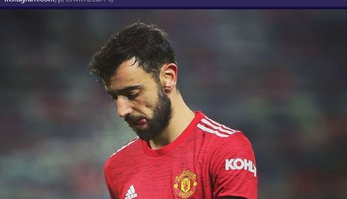 Gelandang Manchester United, Bruno Fernandes, tertunduk lesu usai timnya kalah 0-2 dari Manchester City pada semifinal Piala Liga Inggris 2020-2021 di Stadion Old Trafford, Rabu (6/1/2021) waktu setempat atau Kamis pukul 02.45 WIB.