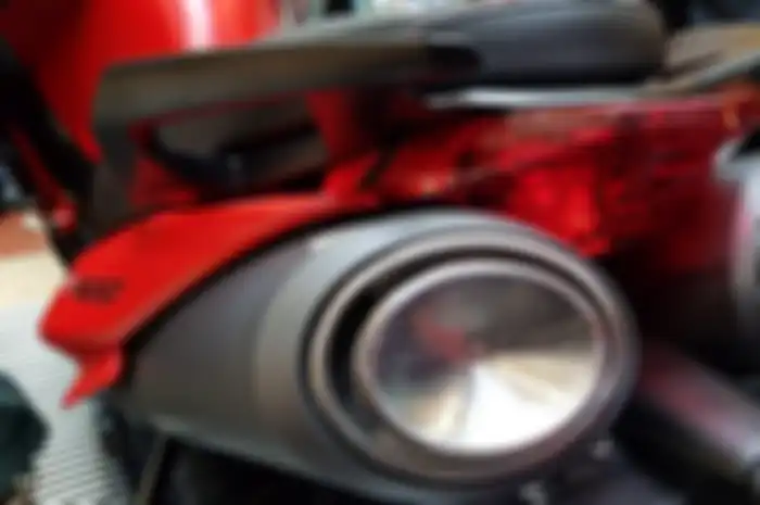 Aprilia Shiver pakai knalpot undertail dengan desain unik.