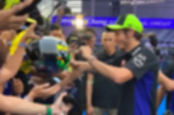 Valentino Rossi menyapa ratusan fanatikan tim Yamaha pabrikan di Bangkok sebelum berangkat ke Buriram