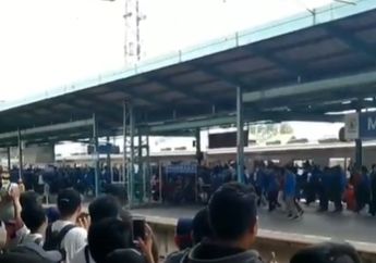 Dukung Aksi Mahasiswa yang Demo ke  DPR, Para Penumpang Kereta di Stasiun Manggarai Kompak Beri Tepuk Tangan