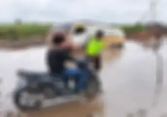 Banyak Motor Mogok Lewati Jalanan Rusak di Ketapang, Polisi Sampai Turun Tangan