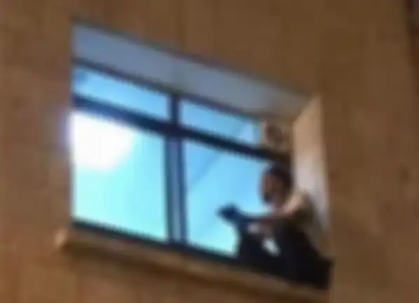 Jihad setiap malam menengok sang ibu dari jendela rumah sakit.