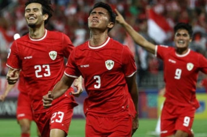 Bek Timnas U-23 Indonesia Muhammad Ferarri (tengah) selebrasi seusai membobol gawang Uzbeskitan dalam semifinal Piala Asia U-23 2024 di Stadion Abdullah bin Khalifa, Doha, Qatar, Senin (29/4/2024) malam WIB, tapi kemudian dianulir wasit lewat VAR.