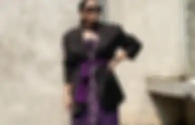 OOTD Makin Kece, Tiru 8 Ide Berkain Nusantara Buat Outfit Sehari-hari!