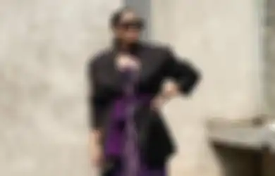OOTD Makin Kece, Tiru 8 Ide Berkain Nusantara Buat Outfit Sehari-hari!
