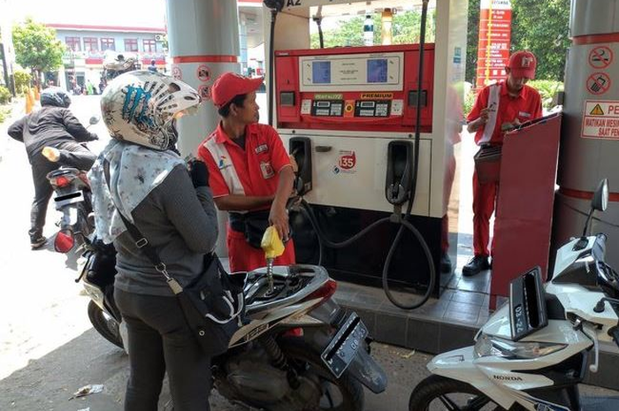 Ilustrasi isi bensin. Hati-hati motor diisi bensin dengan oktan lebih rendah dari anjuran pabrikan, efeknya bisa begini loh!