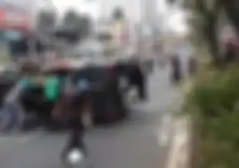 Dikira Terjadi Kerusuhan, Mobil Dinas Tahanan Brimob Terbalik di Depok, Pemotor dan Warga Gerak Cepat