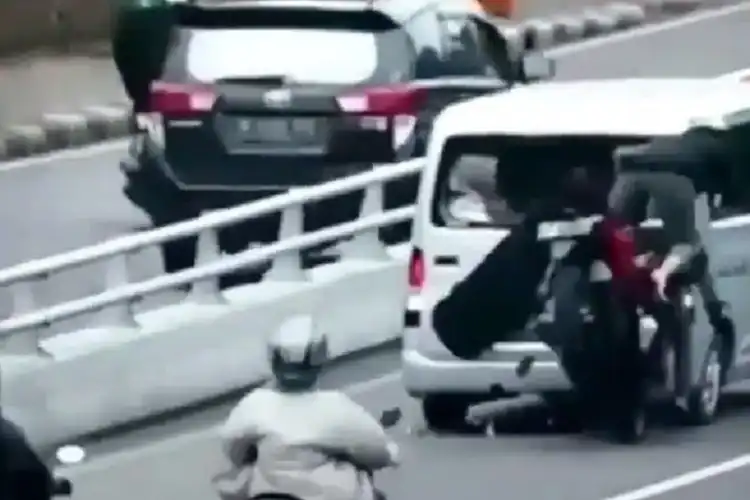 Pengojek Online Jadi Korban Daihatsu Gran Max Mundur di Flyover Kalibata, Langsung Gak Bergerak