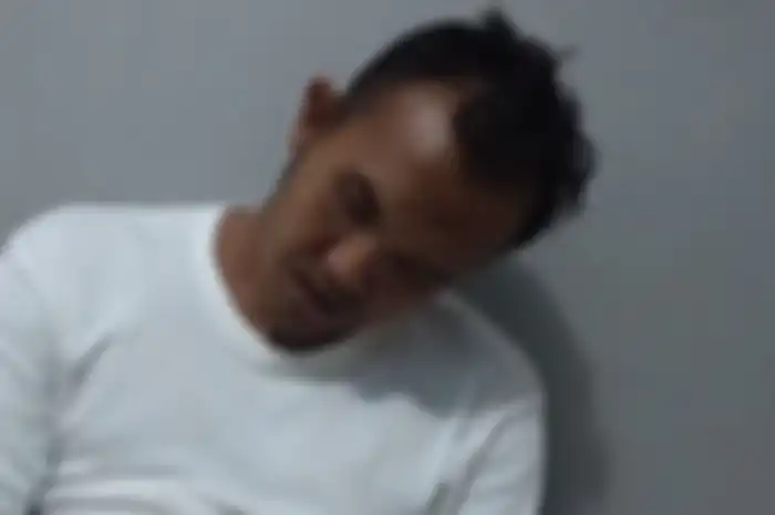 Komedian Caisar Aditya digrebek Badan Narkotika Nasional (BNN) tengah malam dan hasil tes urine-nya negatif narkoba.