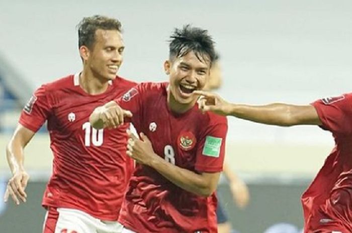 Kapten Timnas Indonesia Evan Dimas (ketiga dari kiri) selebrasi bersama Egy Maulana Vikri, Witan Sulaeman, dan Kusheyda Hari Yudo usai membobol gawang Thailand dalam Kualifikasi Piala Dunia 2022 di Stadion Al-Maktoum, Dubai, UEA, Kamis (3/6/2021) malam waktu setempat atau Jumat dini hari WIB.