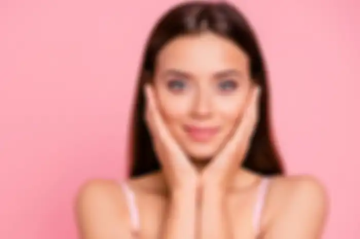 Rekomendasi skincare untuk kulit berminyak agar makeup flawless dan tahan lama di bawah 50 ribu Rupiah. 