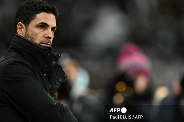 Pelatih Arsenal Mikel Arteta saat menyaksikan timnya berlaga di Piala Liga Inggris.