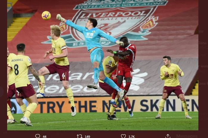 Kiper Burnley, Nick Pope, tampil gemilang dalam partai Liga Inggris di markas Liverpool, 21 Januari 2021.