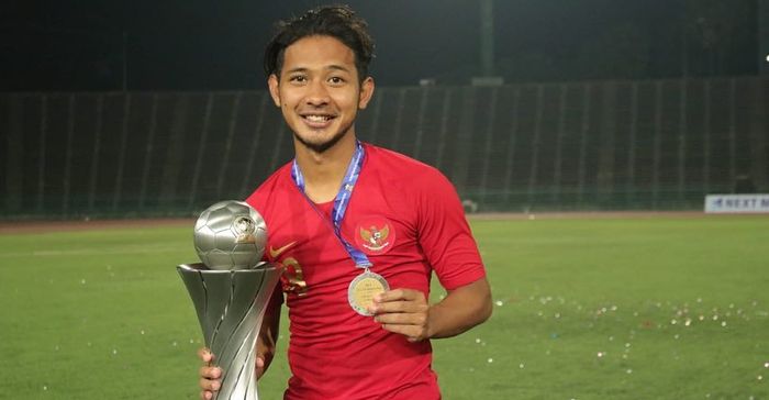 Gelandang timnas U-23 Indonesia, Gian Zola, memegang trofi Piala AFF U-22 2019. 
