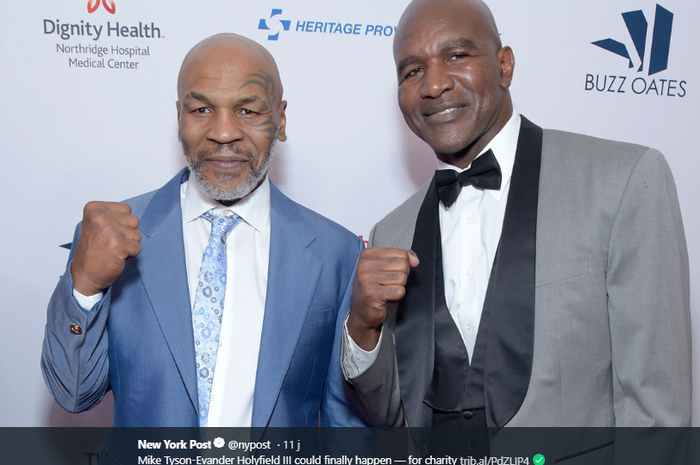 Mike Tyson (kiri) dan Evander Holyfield (kanan).