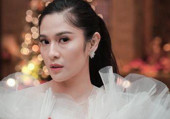 Selain Jadi Produser, Dian Sastro Ambil Peran di Film Guru-guru Gokil!