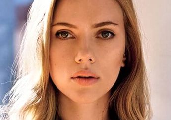 Masuk dalam Kategori Best Dress, Intip Penampilan Memukau Scarlett Johansson di Emmy Awards 2018