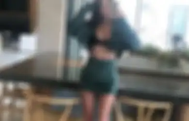15 Cara Foto Selfie di Kaca Cermin, Pose Megan Fox Paling Mudah Ditiru