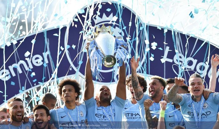 Manchester City saat melakukan selebrasi angkat trofi setelah mereka menjuarai Liga Inggris 2018-2019.