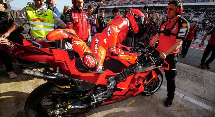 Pembalap baru Ducati Lenovo, Marc Marquez, menaiki motornya dalam Tes MotoGP Barcelona di Sirkuit Catalunya, Barcelona, Spanyol, 19 November 2024.