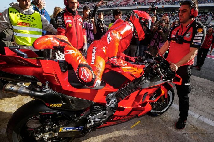 Pembalap baru Ducati Lenovo, Marc Marquez, menaiki motornya dalam Tes MotoGP Barcelona di Sirkuit Catalunya, Barcelona, Spanyol, 19 November 2024.