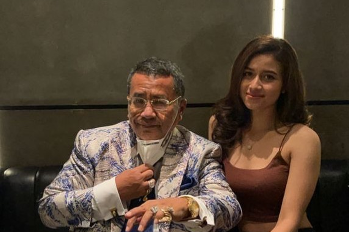 Foto Hotman Paris bareng cewek cantik ini sengaja diberikan keterangan yang tampaknya menyindir musuh bebuyutan, Hotma Sitompul.