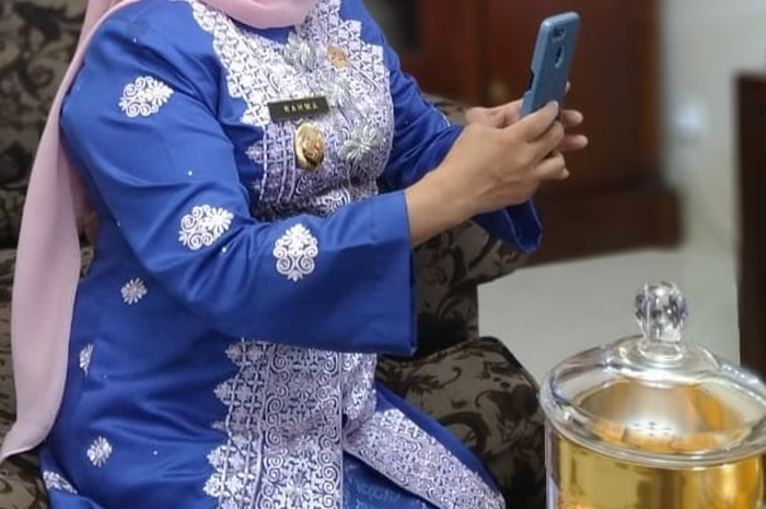 Wali Kota Tanjungpinang, Rahma pilih bungkam usai foto dirinya berduaan dengan seorang pria di kamar hotel viral.