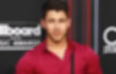 Nick Jonas Kecelakaan Sampai Tulang Rusuk Retak, Tetap Jadi Host Billboard