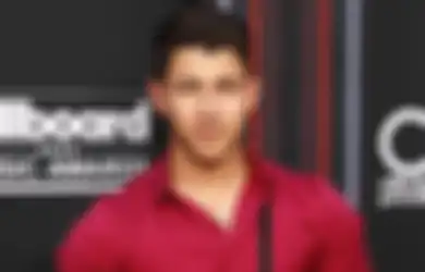 Nick Jonas Kecelakaan Sampai Tulang Rusuk Retak, Tetap Jadi Host Billboard