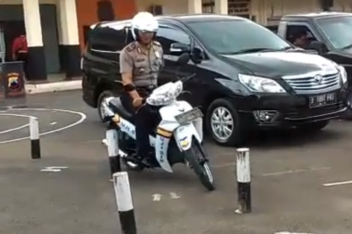 Anggota Polisi fasih lewati ujian praktek permohonan SIM