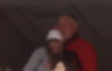 Dilaporkan Menyerang Paparazzi, Ayah Taylor Swift Bersih dari Hukuman