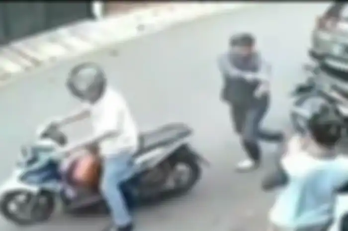 Ilustrasi maling motor membawa pistol.