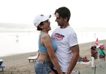 'Bismillah Ini yang Terakhir' Semakin Mesra dengan John Hopkins, Nikita Mirzani Dikabarkan Siap Nikah untuk Keempat Kalinya, Netizen Beri Dukungan