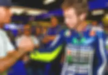 Valentino Rossi Tantang Lewis Hamilton, Kode Pindah ke Formula 1?