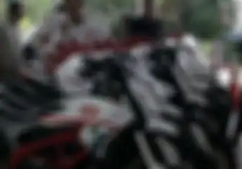 Sangar! Petugas KFC Dikasih Ducati Hypermotard Buat Antar Makanan ke Konsumen