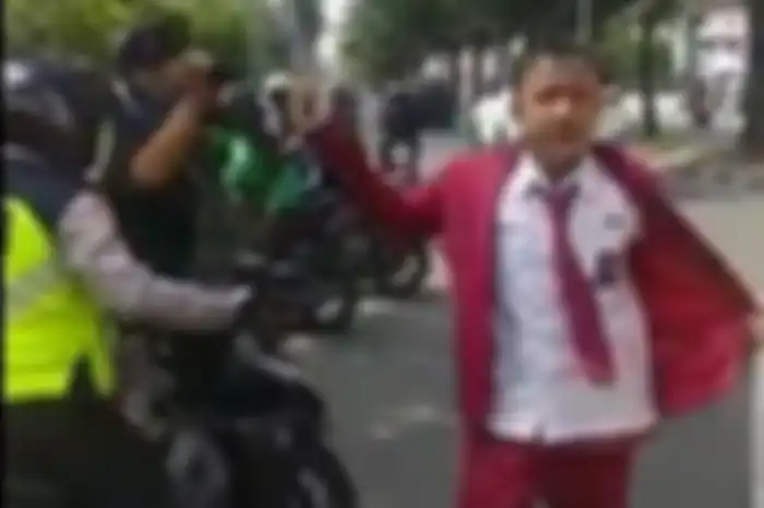 Pelajar SMK ngamuk dan melawan polisi saat ditilang di Medan.