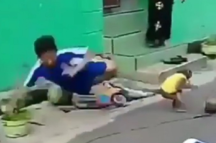 Monyet ugal-ugalan bikin satu bocah terpelanting keras