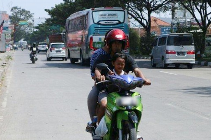 Pilih penjara 2 bulan atau denda Rp 500 ribu buat pemotor bandel yang masih sering lawan arah.