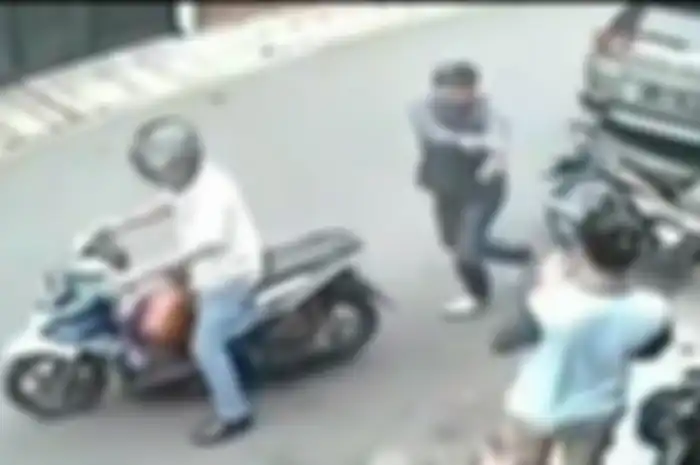 Ilustrasi maling motor membawa pistol.
