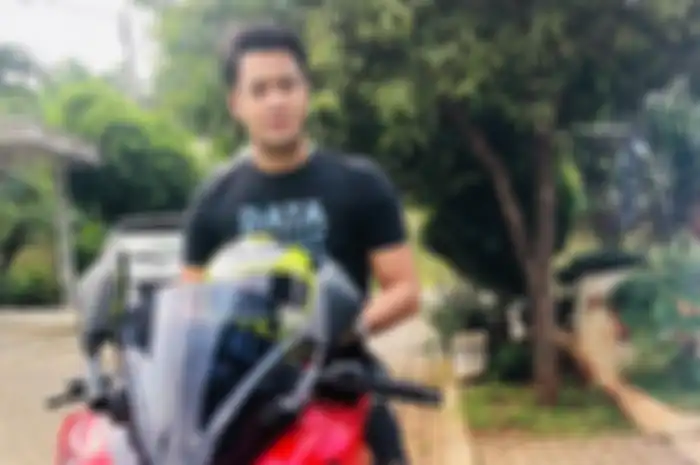Pamer pacar baru, Kriss Hatta mendadak banjir hujatan netizen, ternyata hobi naik motor mahal.
