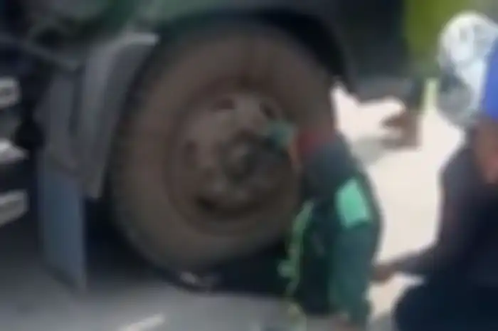 Pengojek online kakinya terlindas truk di Tanjung Priok, Jakut.