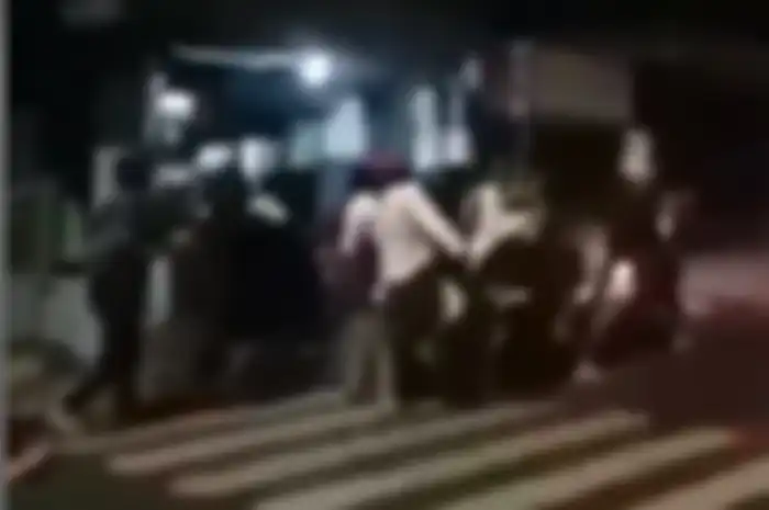 Gengster tebar ancaman bikin takut warga Mustikajaya Bekasi, motor seorang warga malah dibawa kabur (ilustrasi).