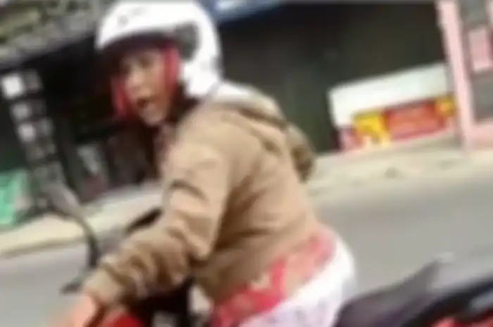 Emak-emak ngamuk usai menabrak motor di depannya.