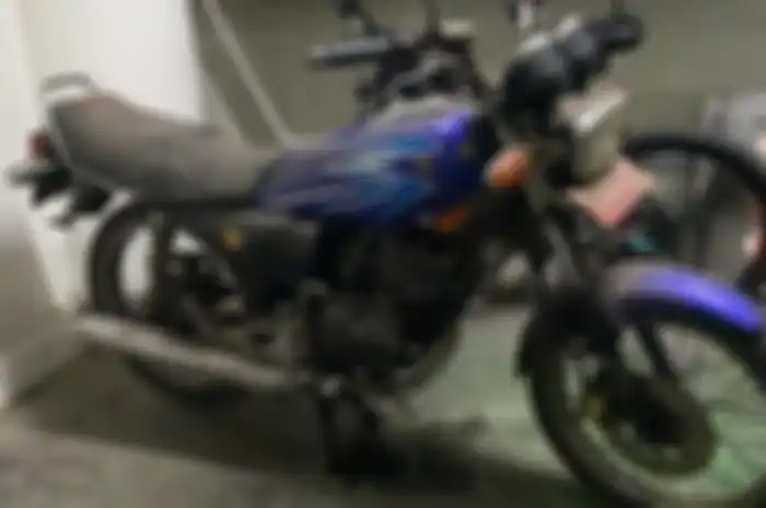 Harta karun Yamaha RX King berdebu lama di parkiran, dilelang murah surat komplit.