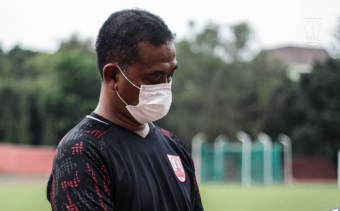 Pelatih Persis Solo, Eko Purdjianto, memberikan arahan kepada pemain saat latihan persiapan Liga 2 2021.