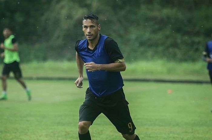 Raphael Maitimo saat mengikuti latihan bersama skuat PSIM Yogyakarta di Bogor pada 16 April 2019.