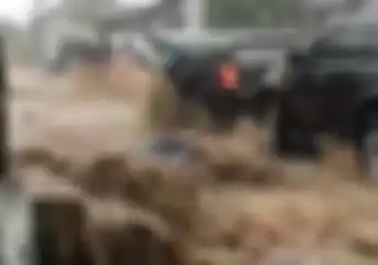 Viral Video Motor Terseret Banjir, Lihat Arus Airnya Bikin Kaki Lemes!