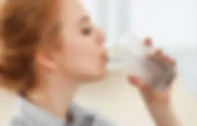 Tubuh Syok dan 4 Alasan Kita Enggak Boleh Minum Air Dingin Saat Sahur!